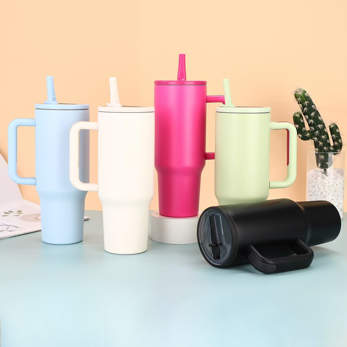 STANLEY CUP TUMBLER NOVI MODEL SA INTEGRISANOM SLAMKOM