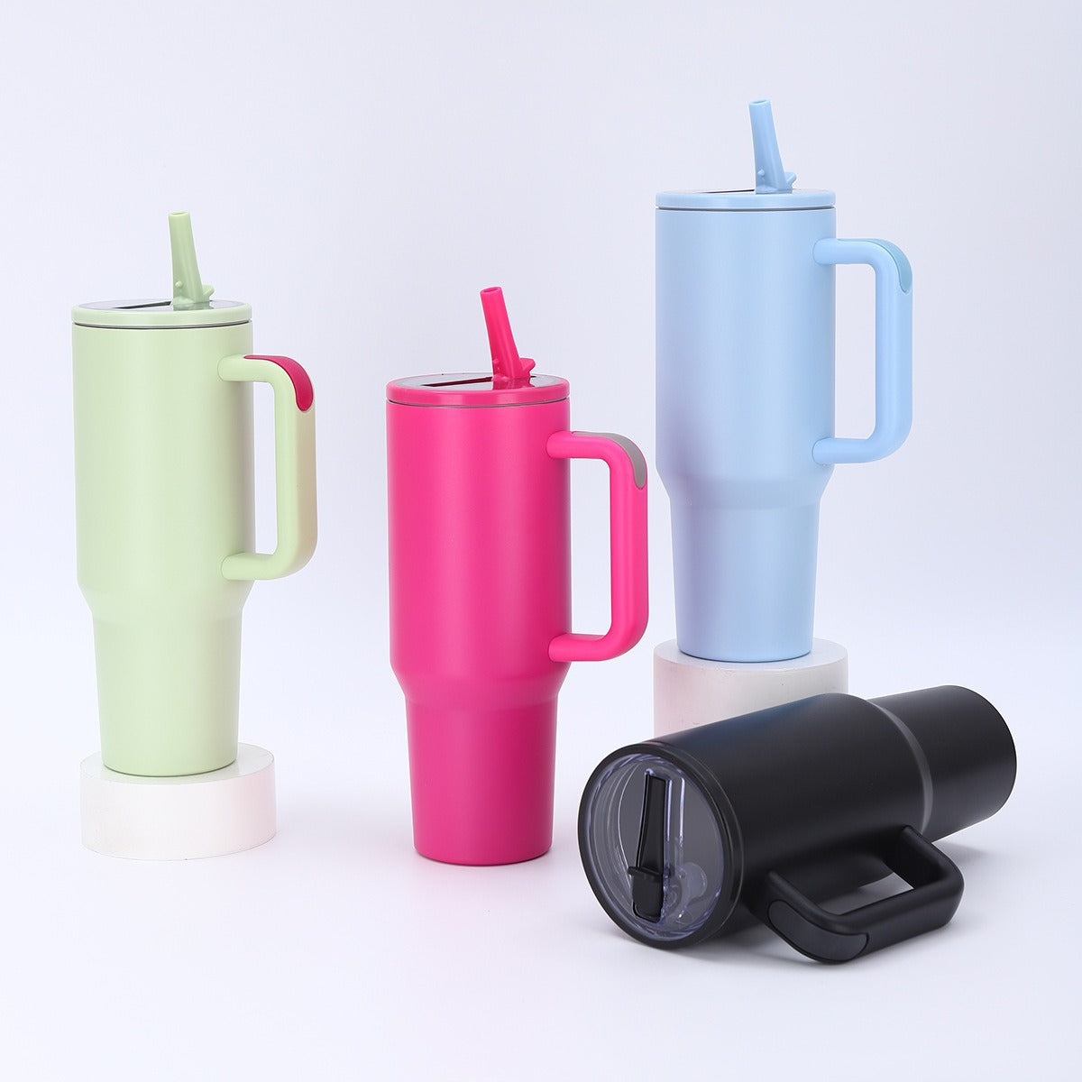 STANLEY CUP TUMBLER NOVI MODEL SA INTEGRISANOM SLAMKOM