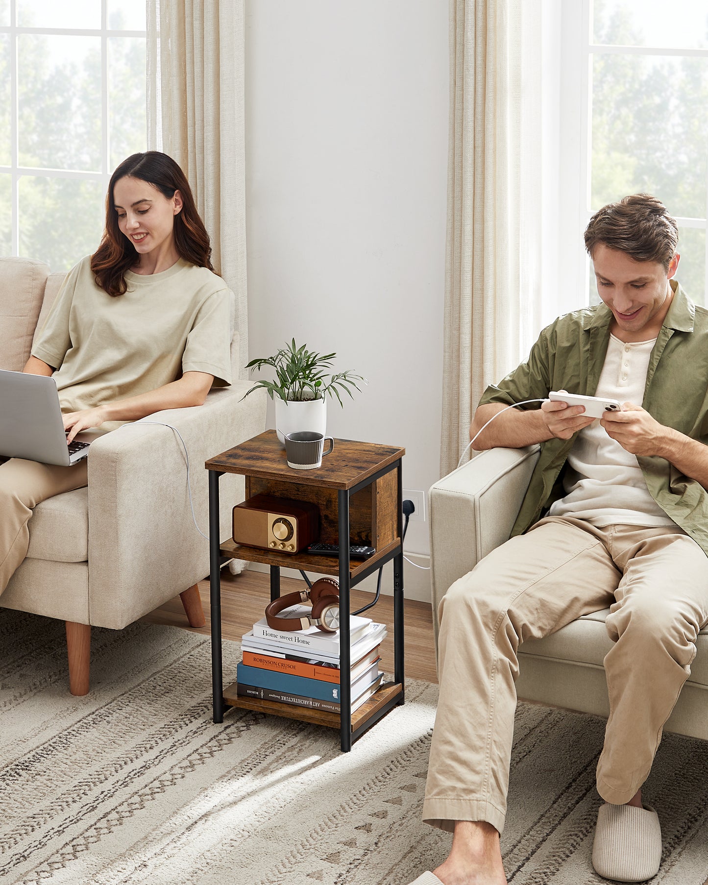 Pomoćni sto sa utičnicom Edge – tamni dekor drveta