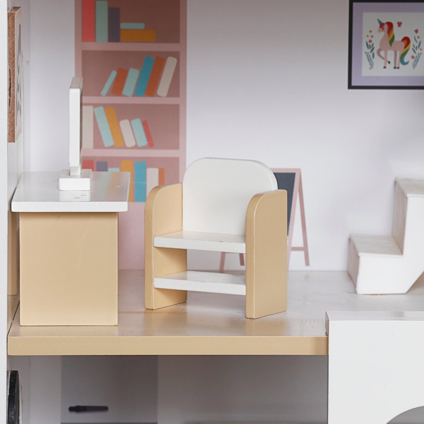 DREVENA KUĆICA ZA LUTKE LUMI SA FUNKCIJOM PRIČANJA PRIČE